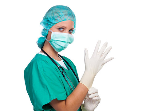 krankenschwester zieht handschuhe an