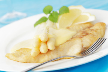 frischer Spargel mit Viktoriabarsch und Hollandaise
