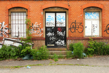 Fototapeta na wymiar brick house and graffiti