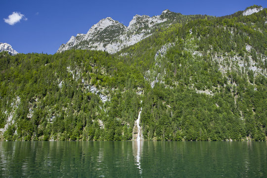 Wasserfall am Königssee. Nationalpark Berchtesgadener Land.