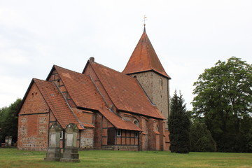 Fototapeta na wymiar St. Bartholomäus-Kirche in Kirchwalsede (Niedersachsen)