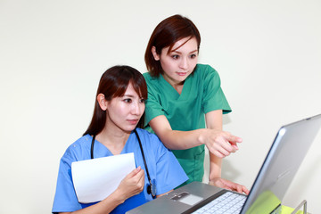パソコンの画面を見ている医師と看護士
