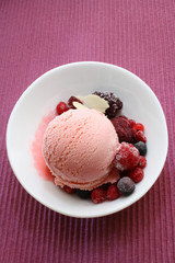 boule de glace et framboise fruits