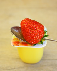 pot de petit suisse et fraise
