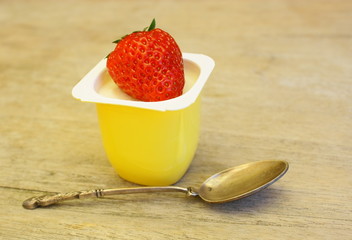 pot de petit suisse et fraise