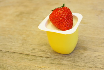 pot de petit suisse et fraise