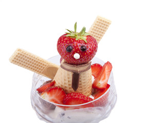 Kindereis mit frischen Erdbeeren