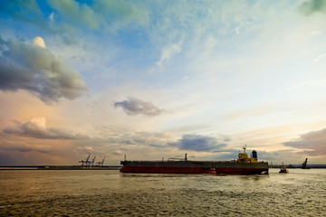 Obraz premium Maneuvering a large oil tanker at sea.