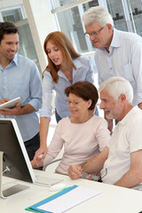 Obraz premium Senior people attending business training