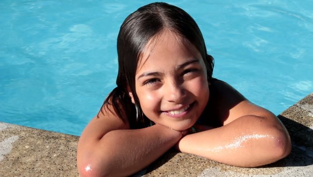 baignade dans la piscine