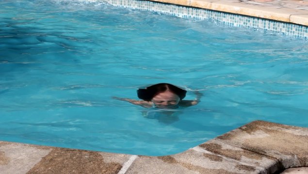 baignade dans la piscine