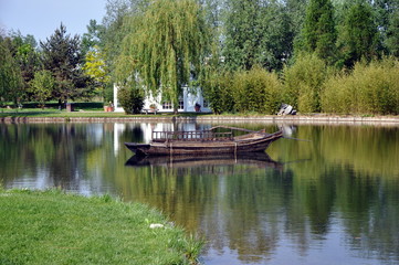 Fototapeta na wymiar Altes Boot in den Gärten der Welt