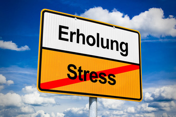 Ortsschild mit Erholung und Stress
