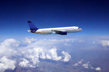 Naklejka na ściany i meble Samolot w locie na przestrzeni powietrznej z chmury