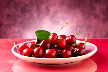 Ciliegie su sfondo maculato rosa