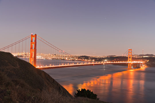 Golden Gate bridge at dusk