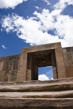 Puerta adintelada en Tiahuanaco