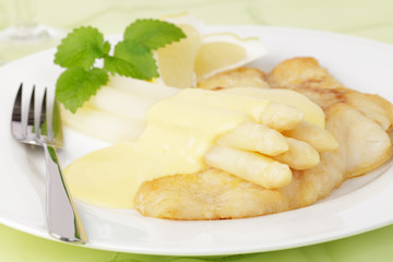 frischer Spargel mit Viktoriabarsch und Hollandaise