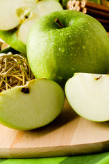 Dessert alla Mela Verde su tagliere di legno