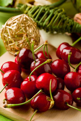 Dessert alla ciliegia su tagliere di legno