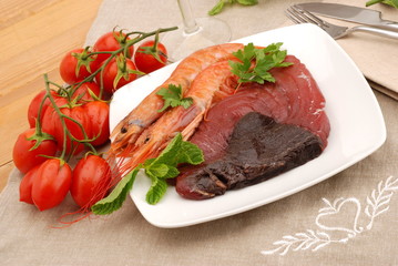 PIATTO CON TONNO  GAMBERI E POMODORINO
