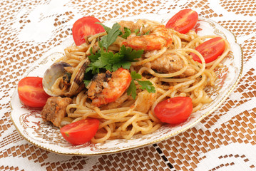 PRIMO PIANO DI SPAGHETTI CON CONDIMENTO DI PESCE