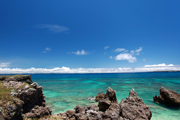 コマカ島の澄んだ珊瑚礁の海と紺碧の空