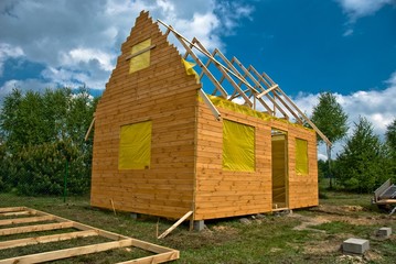 Drewniany domek rekreacyjny w trakcie budowy - obrazy, fototapety, plakaty