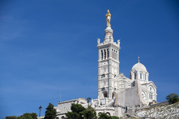 Fototapeta na wymiar Famous Notre-Dame-de-la-Garde on the hill in Marseille