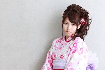 浴衣を着た若い女性