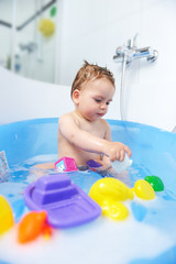baby spielt in der badewanne