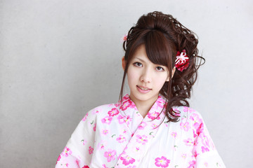 浴衣を着た若い女性