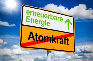 Ortsschild mit erneuerbare Energie und Atomkraft © Stockwerk-Fotodesign