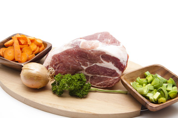 Rohes Fleisch mit Gemüse