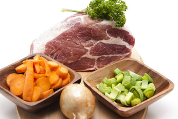 Rohes Fleisch mit Gemüse