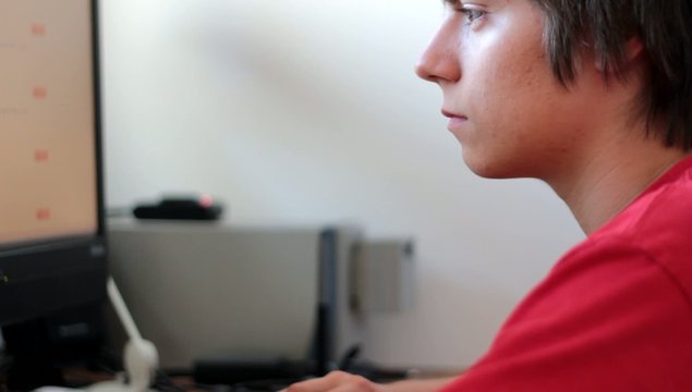 adolescent surfant sur l'ordinateur