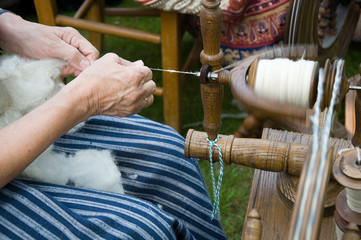 Seniorin beim Spinnen