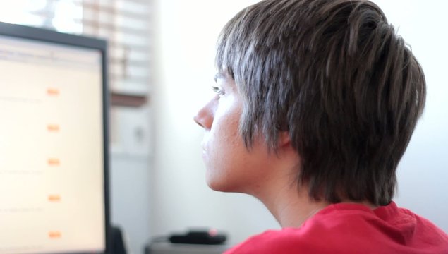 adolescent surfant sur l'ordianteur