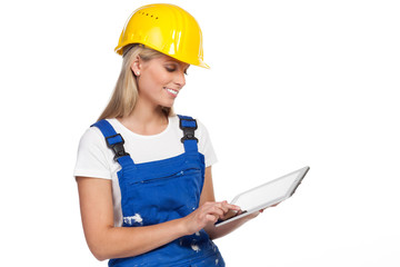 bauarbeiter mit computer in der hand