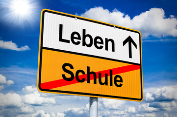 Obraz premium Ortsschild mit Leben und Schule