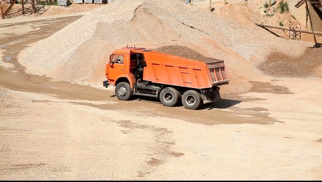 Грузовик вывозит песок с песчаного карьера.