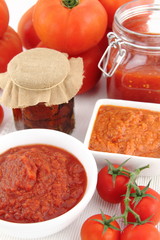 Tomato sauce and fresh tomatoes