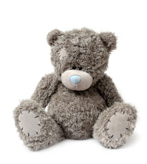 Игрушечный медвежонок на белом фоне