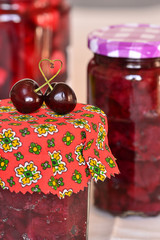 pots de confitures de cerises