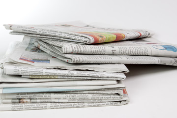 Zeitungen gestapelt
