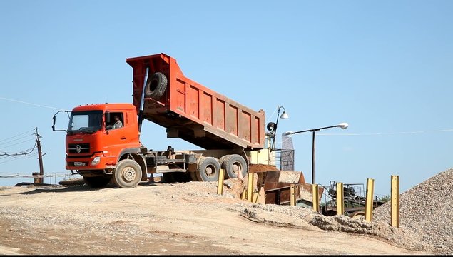 Самосвал закончил разгружаться.