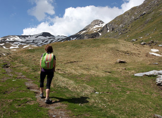 Naklejka na ściany i meble Femme pratiquant la randonnée en montagne