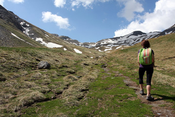 Fototapeta na wymiar Femme pratiquant la randonnée en montagne