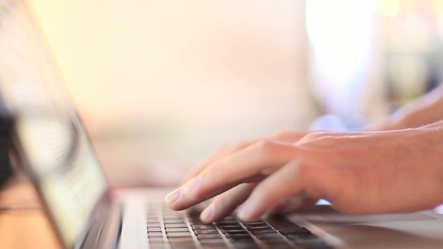 typing on a laptop / auf dem Laptop tippen
