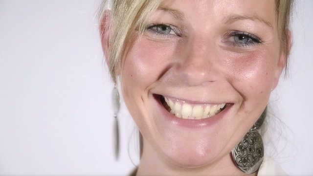 ragazza al casting sorride